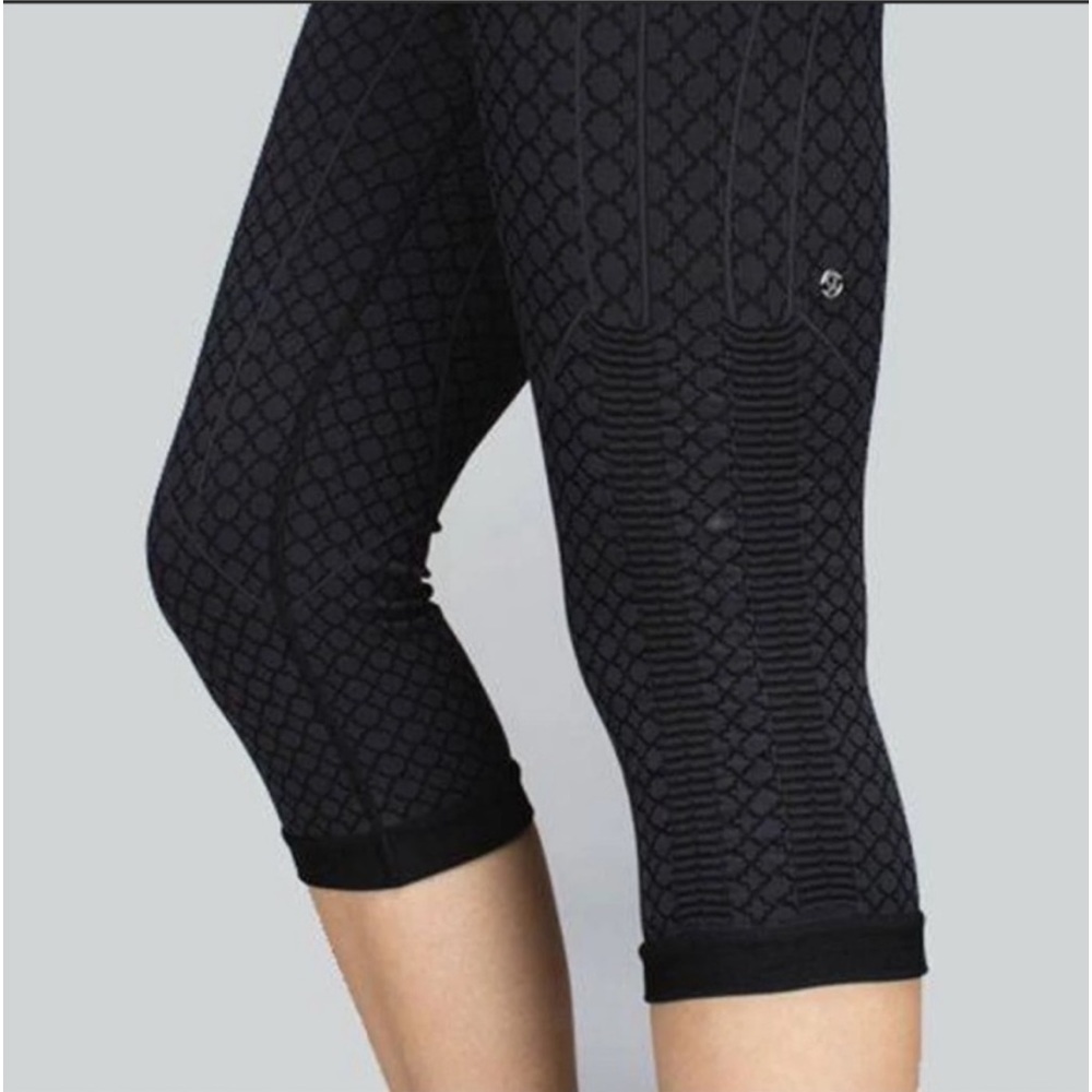 lululemon “In The Flow II” Seamless Crop, Size 2